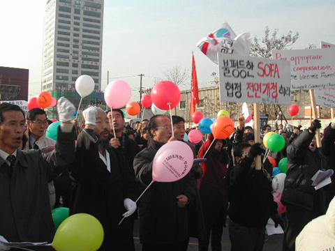 한국기독교 장로회 총회 소속 목회자와 신도, 학생 등 5백여명은 19일 오후 2시경 의정부 동부광장역에서 ‘민족의 자주권 확보와 SOFA개정을 위한 기도회’를 개최하고 미2사단 캠프 레드크라우드까지 행진하였다 